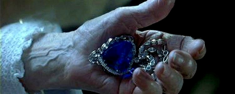 Rose Dawson holding the Heart Of The Ocean diamond necklace